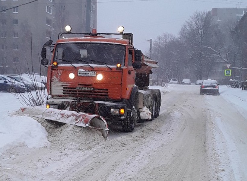 Коммунальные службы убирают снег с улиц Владимира без выходных и днем, и ночью