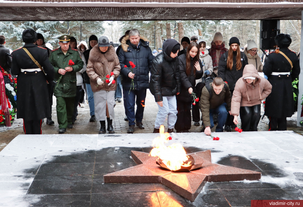 На Князь-Владимирском кладбище возложили цветы в честь Неизвестного солдата 