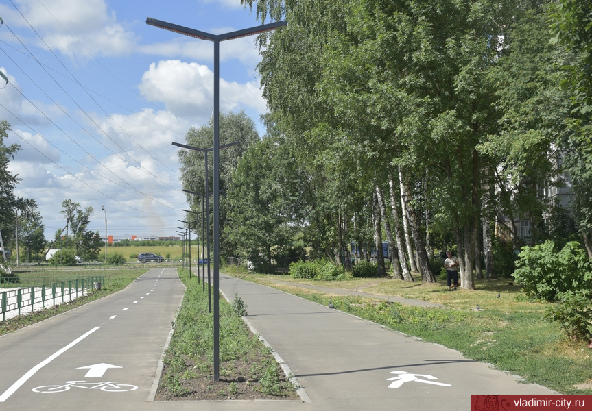 Специалисты ЦУГД обновили разметку велодорожек и тротуаров на ул. Соколова-Соколенка
