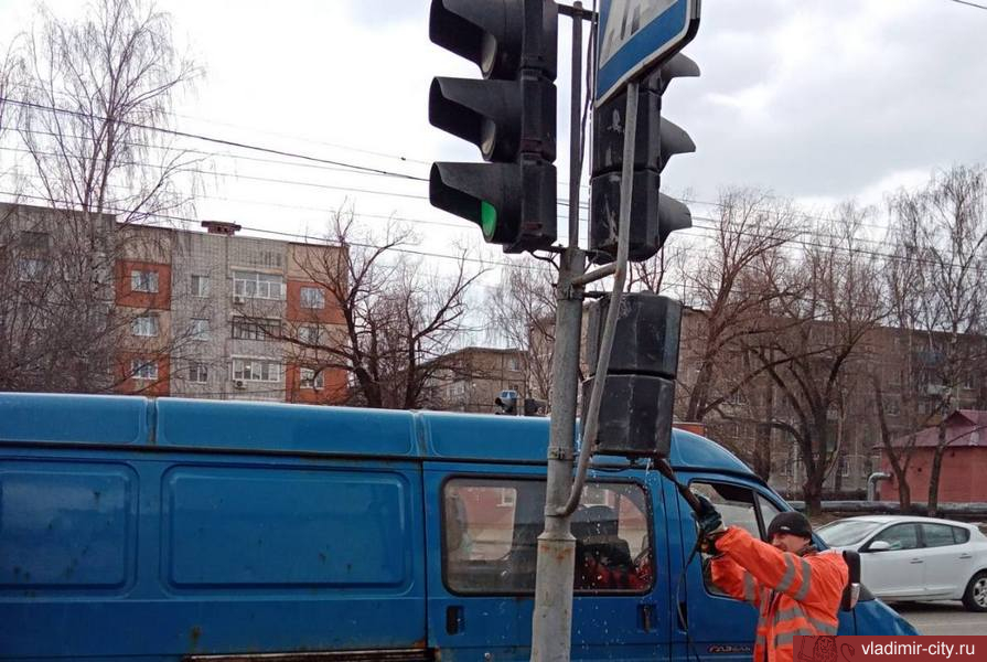 Работники «ЦУГД» чистят улицы Владимира от мусора и смета