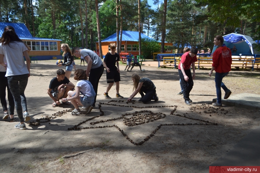 Депутаты проверили работу загородных лагерей и сыграли с детьми в футбол