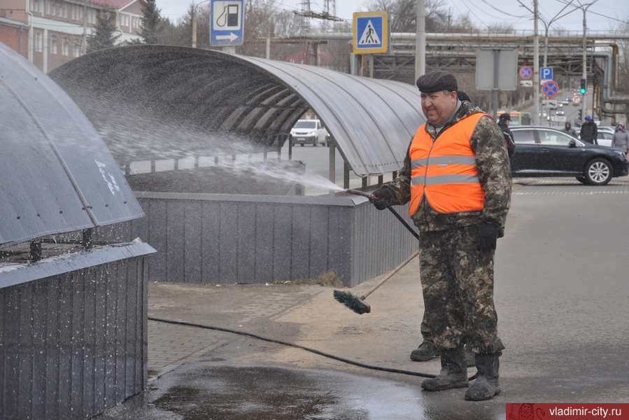 Во Владимире продолжаются работы по очистке улиц и тротуаров