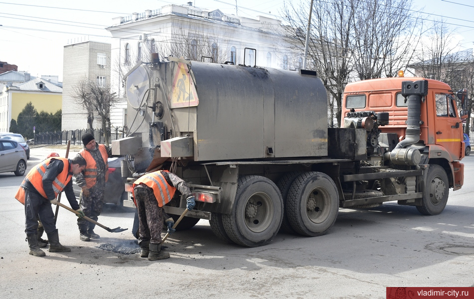 Работники «ЦУГД» продолжают весеннюю уборку улиц Владимира