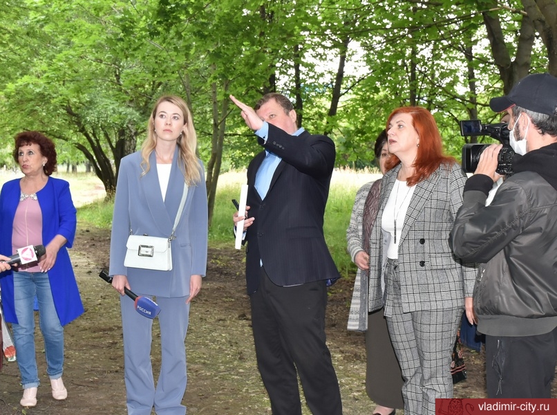 Активные жители проверили сохранность деревьев в парке «Добросельский»