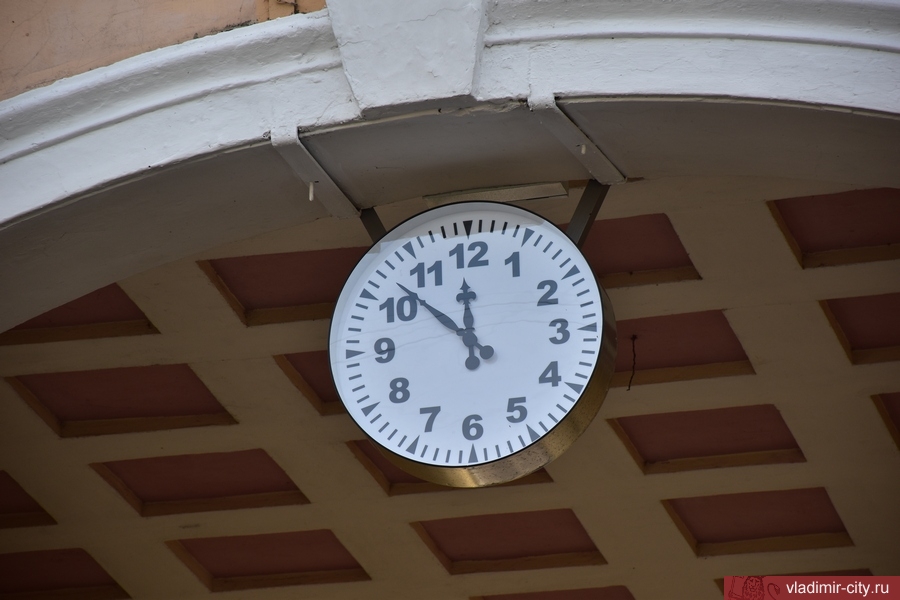 Над аркой дома 90-а по Большой Московской вновь идут часы