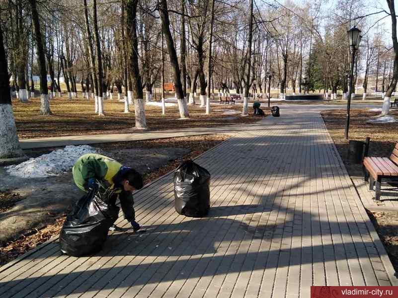 Работники МКУ «Благоустройство» наводят порядок на  общественных пространствах города