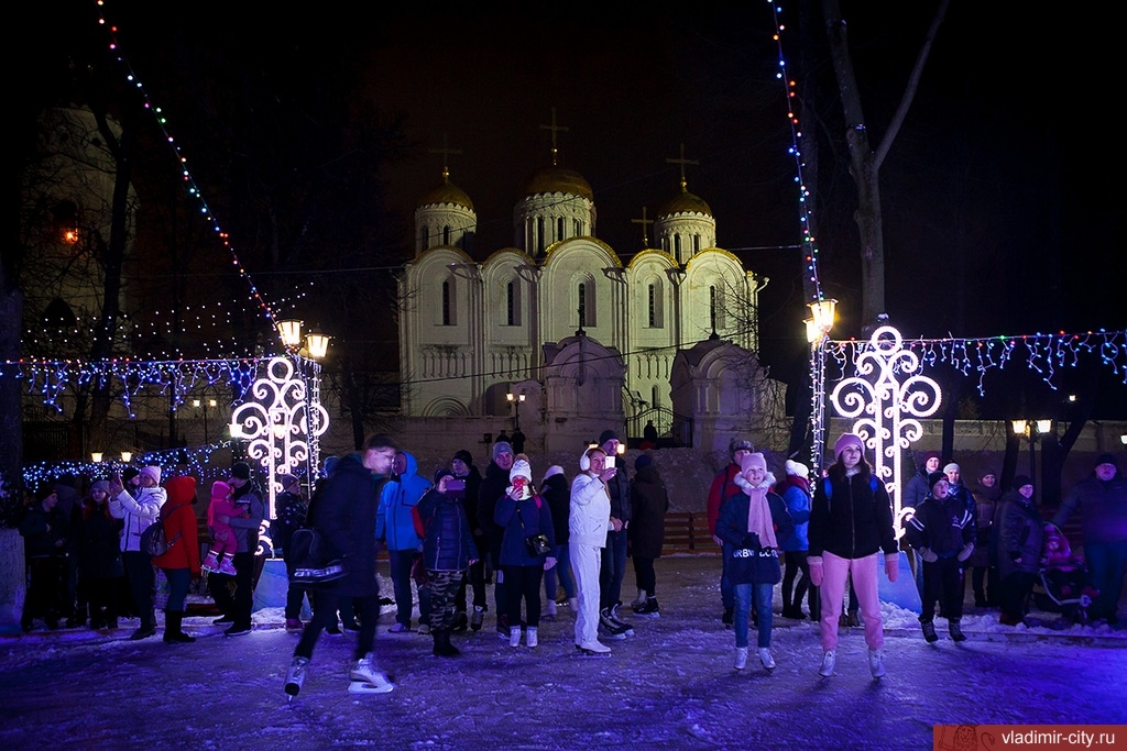 Городской каток на Пушкинском бульваре открыл новый сезон