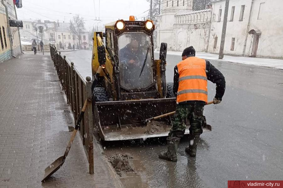 Коммунальные службы Владимира продолжают весеннюю уборку города