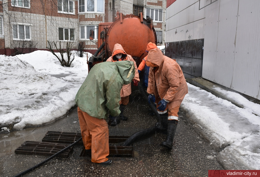 «Владимирводоканал» продолжает расчистку городской ливневой канализации