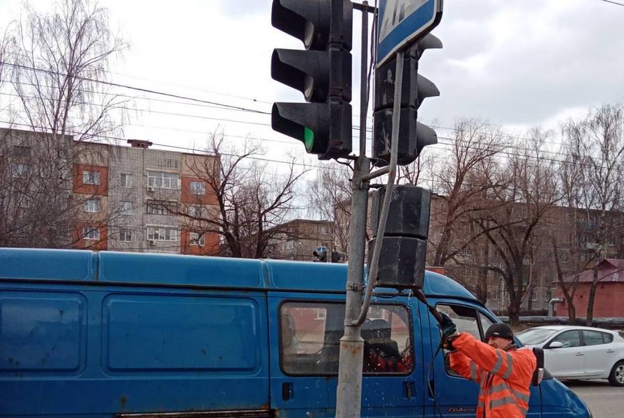 Работники «ЦУГД» чистят улицы Владимира от мусора и смета
